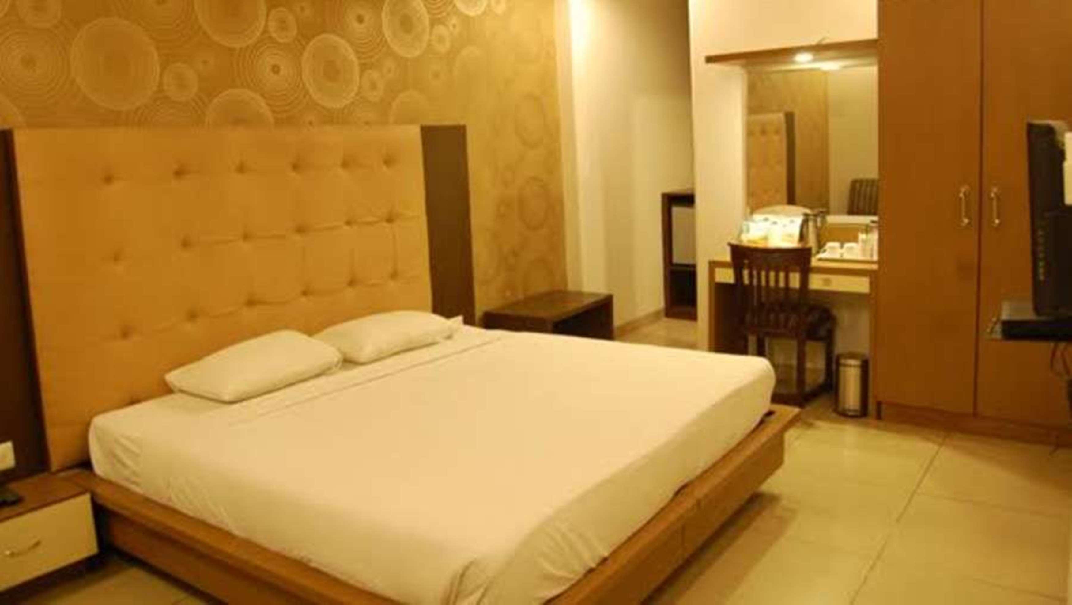 Surya International Hotel Delhi  Exterior photo