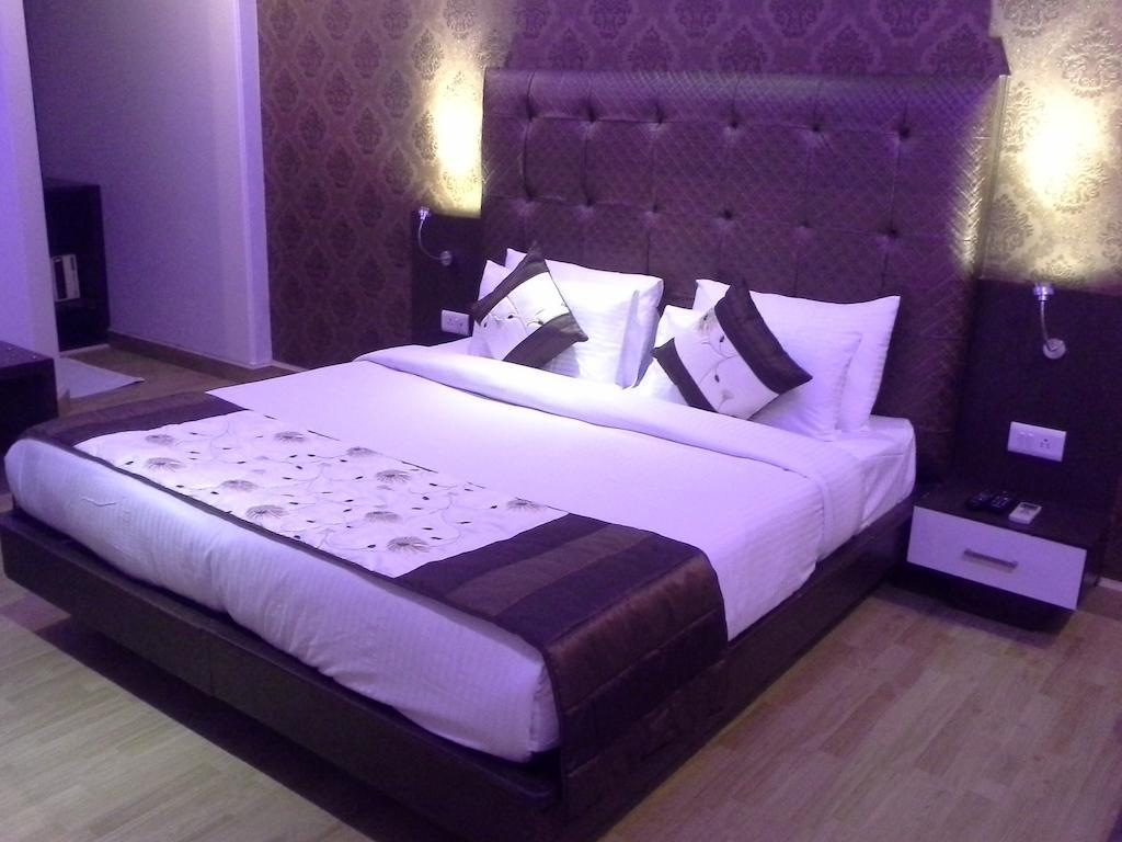 Surya International Hotel Delhi  Room photo