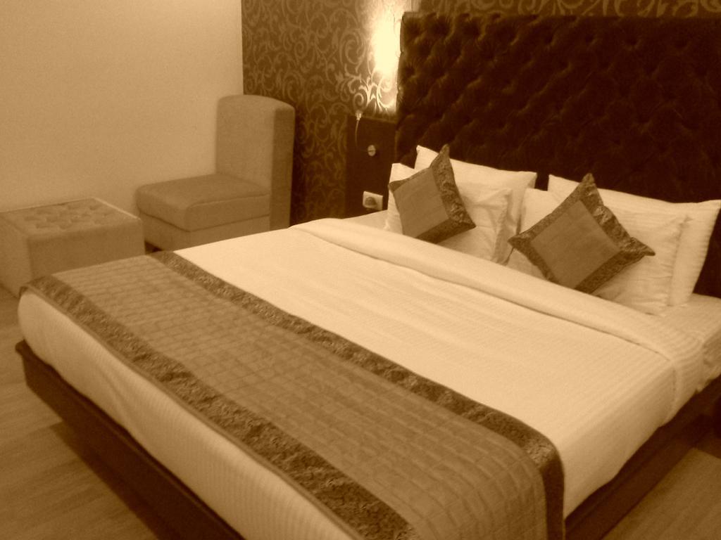 Surya International Hotel Delhi  Room photo