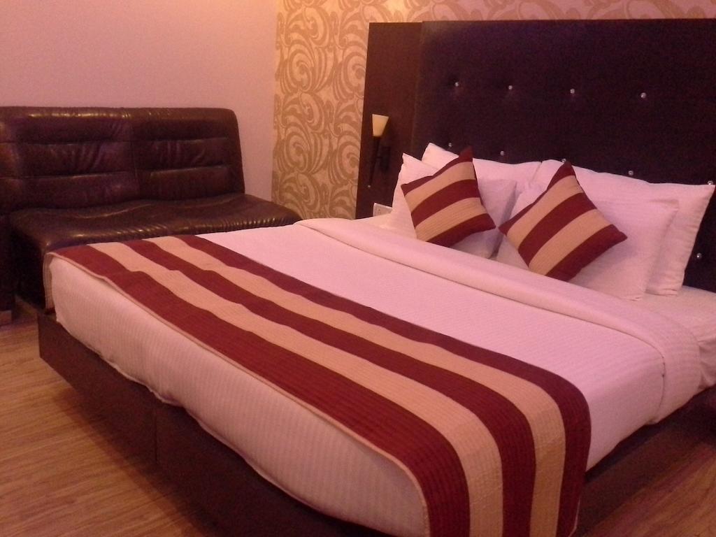 Surya International Hotel Delhi  Room photo