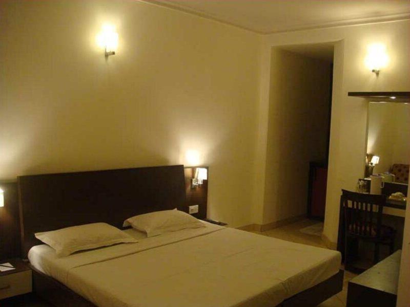 Surya International Hotel Delhi  Exterior photo