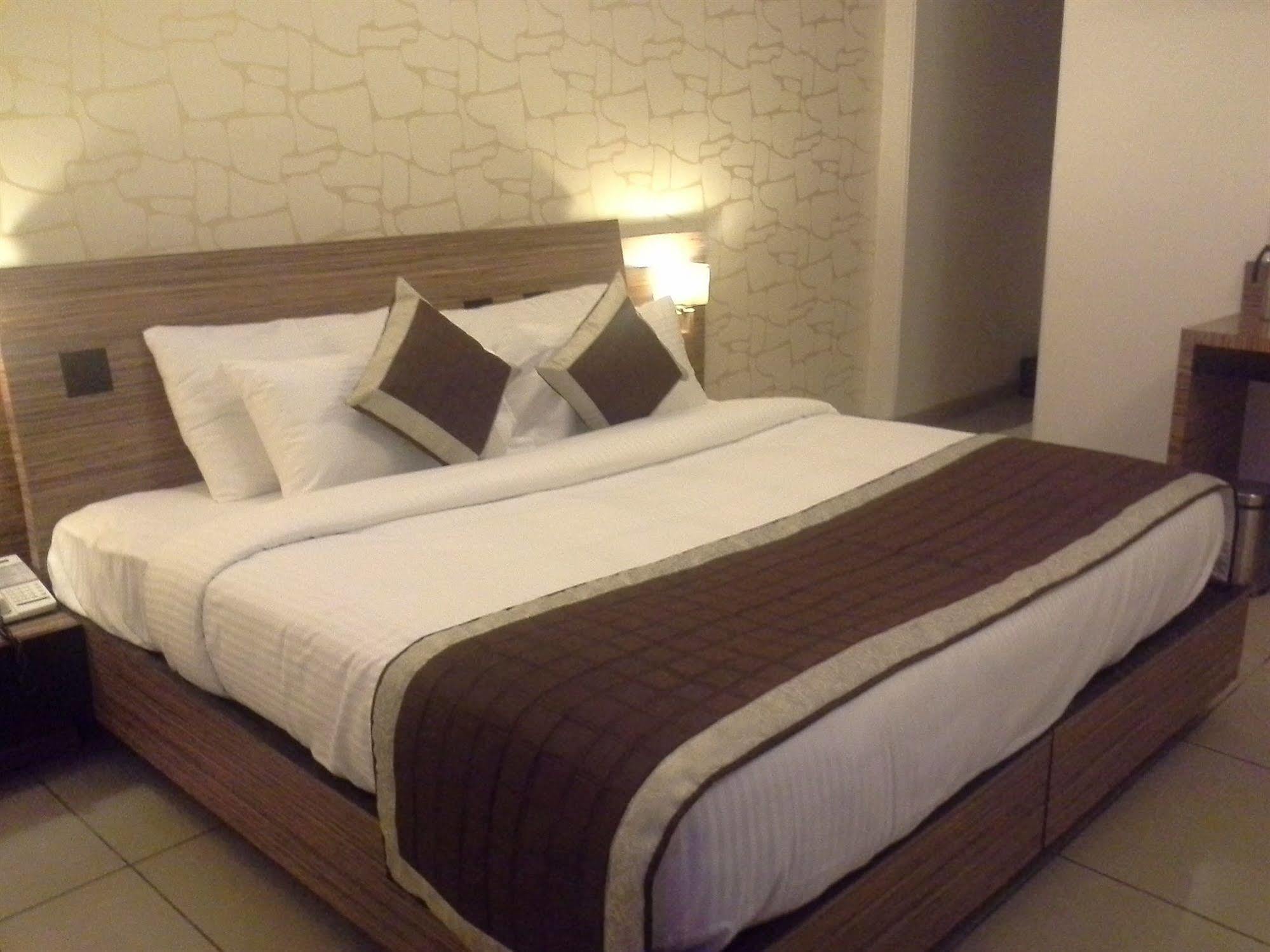 Surya International Hotel Delhi  Exterior photo